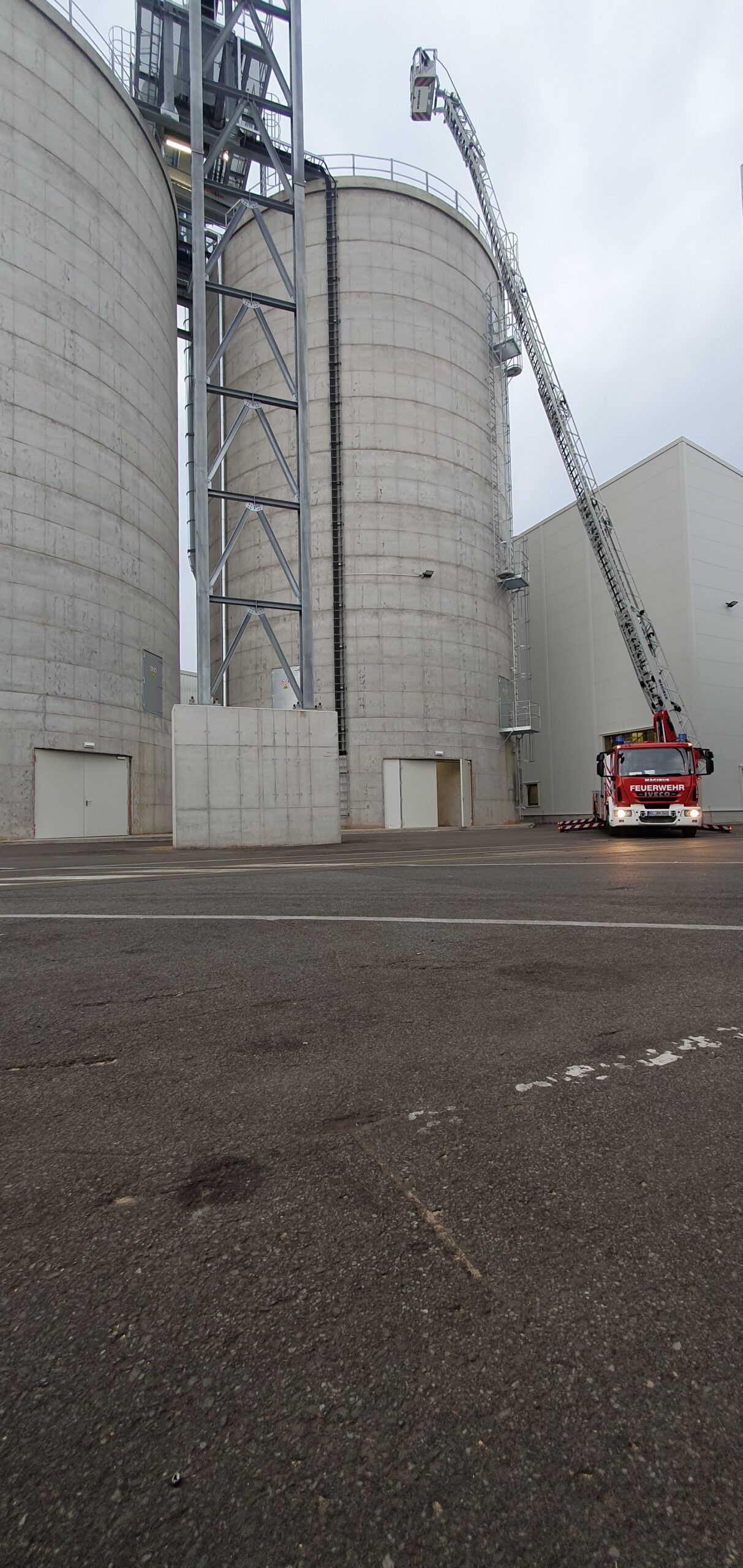 Führungsmannschaft der Feuerwehr Ramstein bei der Firma Rettenmeier Holzindustrie