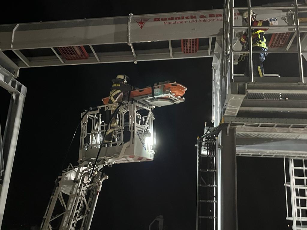 Feuerwehr übt bei Fa. Rettenmeier