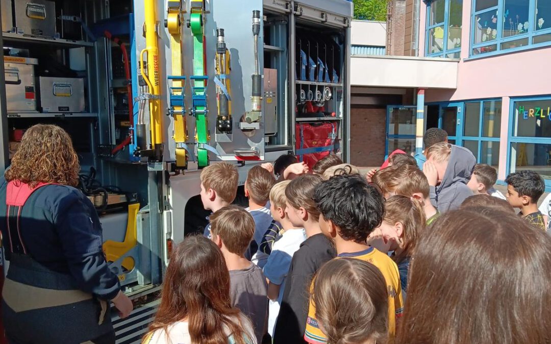 Feuerwehr Niedermohr zu Besuch in der Grundschule Steinwenden